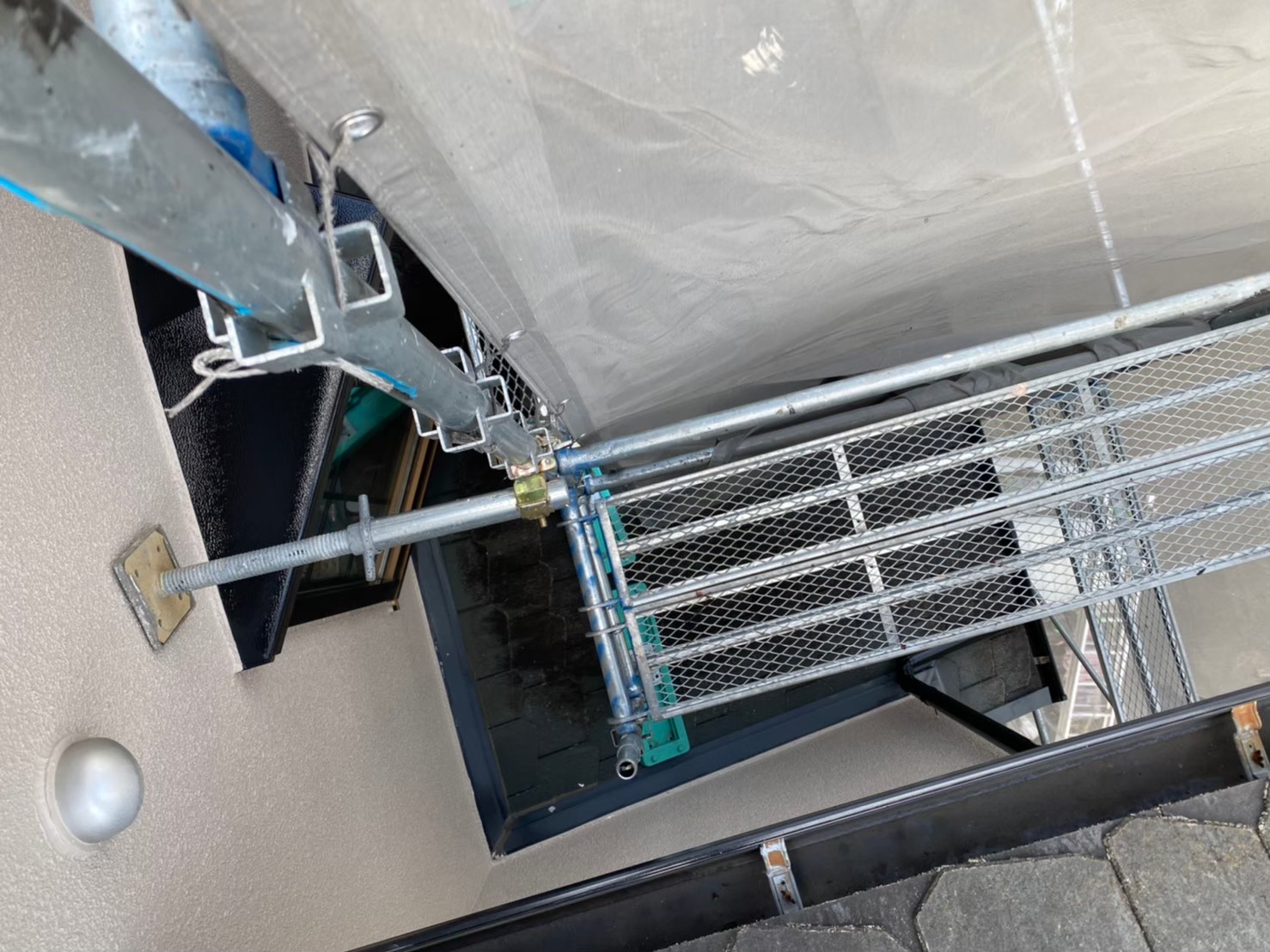 カバー工法で工事開始足場設置